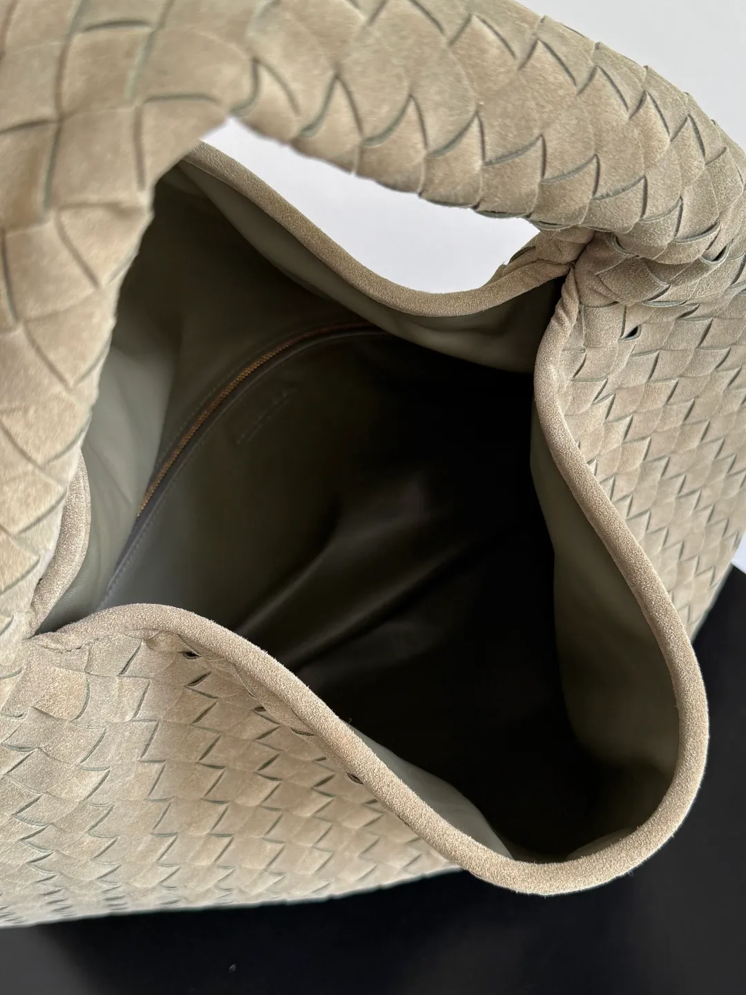 Batch 2160 Recently, I seem to be obsessed with this bag from BV~ The new Hop is really not too beautiful. The whole bag has no seams. The bag body and handles are made of one piece of leather. It embodies the style and essence of Bottega Veneta. It truly represents craftsmanship and creativity. The large size has a very loose and lazy upper body. Big bag lovers will definitely not regret buying it. Style number: 763970 Size: 53*24*13